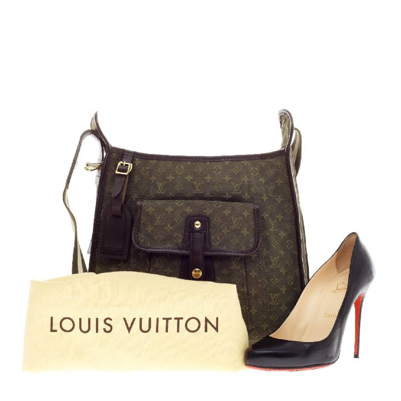 This authentic Louis Vuitton Mary Kate Besace Mini Lin Messenger Bag is an understated yet elegant bag perfect for daily excursions. Crafted in signature khaki monogram mini lin canvas, this bag features a structured silhouette with front pocket,