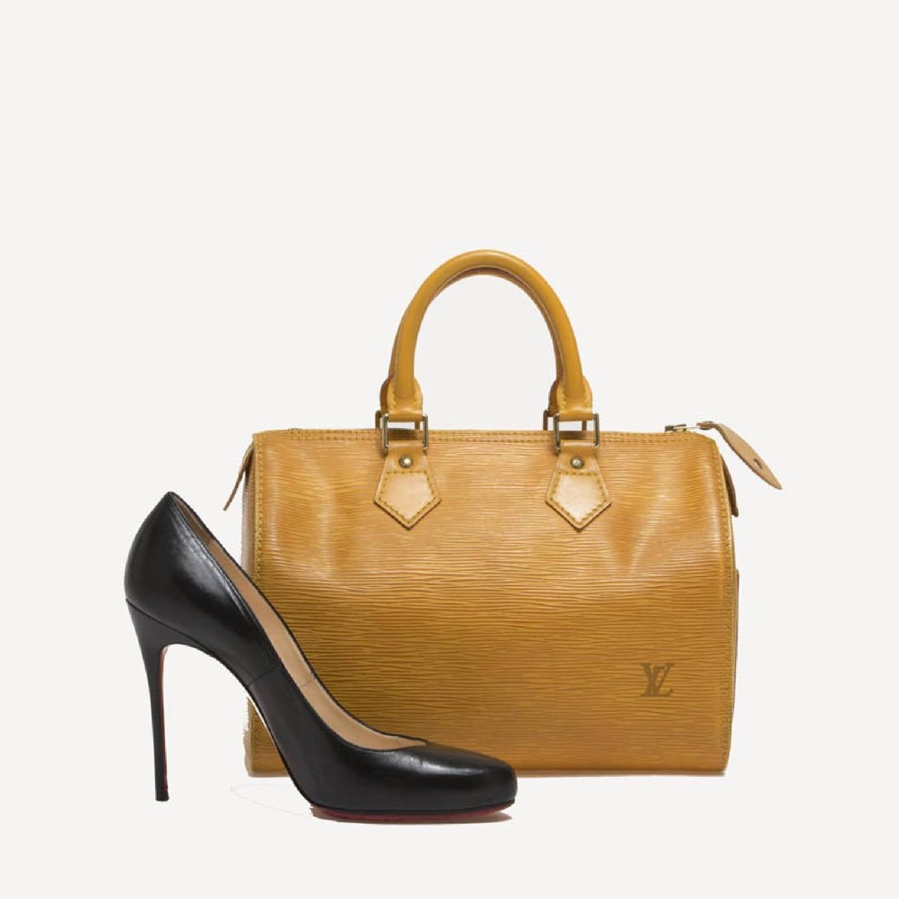 This authentic Louis Vuitton Speedy in Tassil Yellow Epi Leather size 25 is a bright and fun twist on the classic Louis Vuitton speedy design. The rounded bag construction with an exterior side pocket is ultra-spacious making it ideal for daily use.