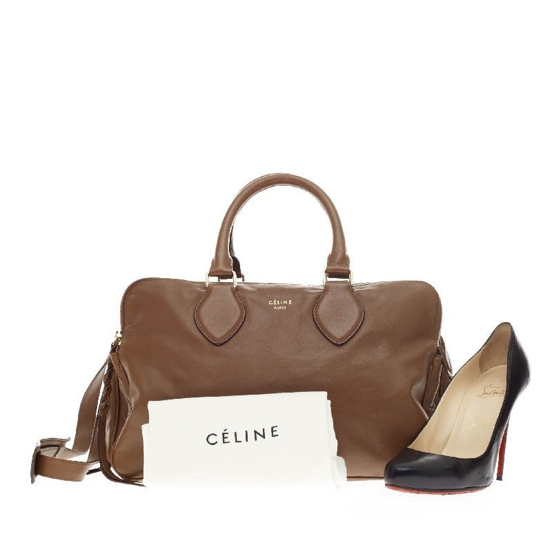 This authentic discontinued Celine Triptyque Smooth Leather Large combines simplicity and functionality perfect for everyday use. Crafted in smooth brown leather with beige woven fabric interior, this minimalist satchel is accented with brass-tone