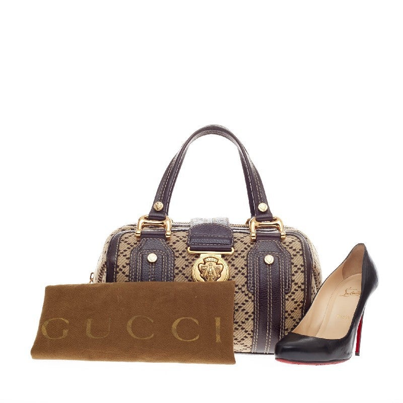 This authentic Gucci Aviatrix Satchel Tweed Medium showcased during the brand's  Fall/Winter 2007 Runway Collection combines functional design with vintage style. Crafted in light brown tweed accented with thick brown leather trimmings, this bag