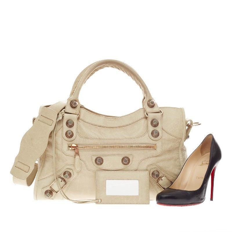 This authentic Balenciaga City Giant Studs Leather Medium in praline light beige will certainly turn heads and brighten any stylish outfit. The detachable shoulder strap, and braided woven handles makes this bag the ideal city bag to have by your