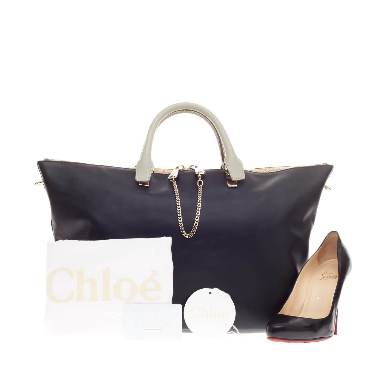 This authentic Chloe Baylee Tote Leather Large showcases Chloe's signature balance of casual elegant style. Constructed in smooth black leather, this minimalist tote is the perfect day-to-day companion. It features two rolled gray leather carry