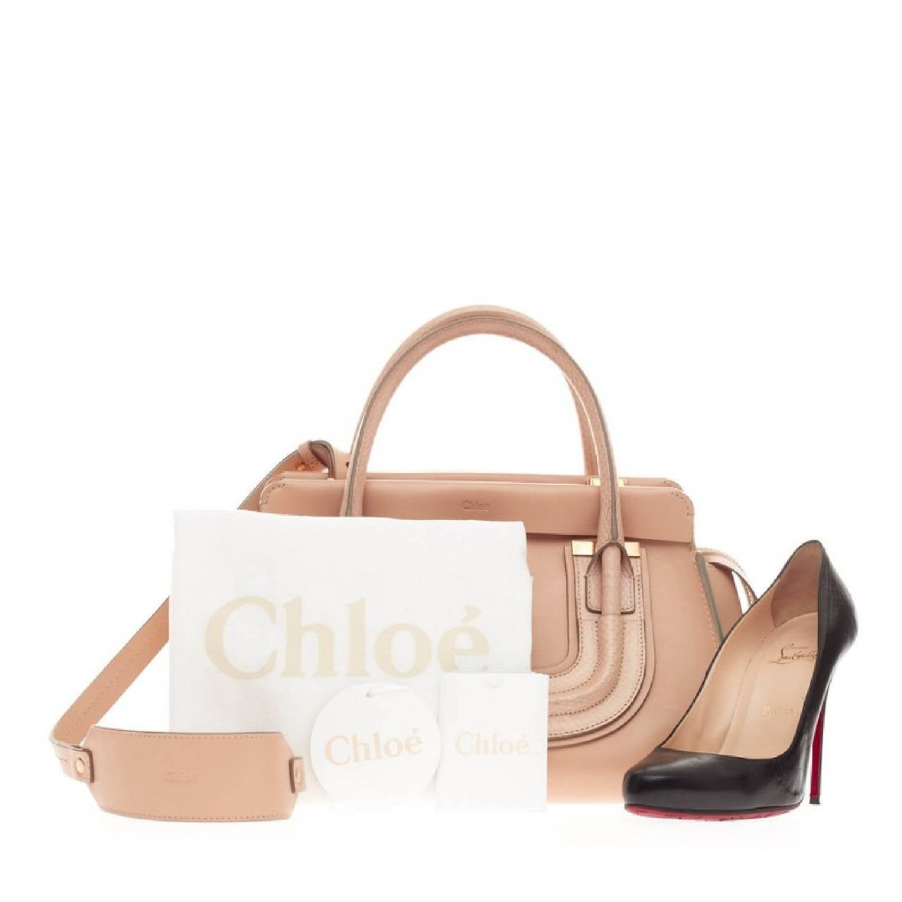 Cet authentique sac à main Chloe Everston en cuir moyen est fidèle à l'esthétique de la marque avec son design sophistiqué et chic:: parfait pour les looks de tous les jours. Confectionné en cuir grainé blush nude avec des détails en peau de serpent