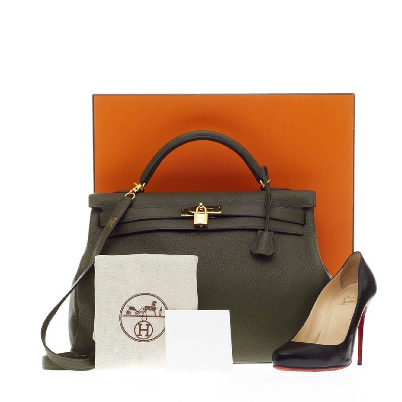 This authentic Hermes Kelly Vert Olive Clemence with Gold Hardware 40 is as classic and timeless as they come. Designed in beautiful vert olive green leather and accented with polished gold hardware, this Kelly showcases Hermes' beautiful
