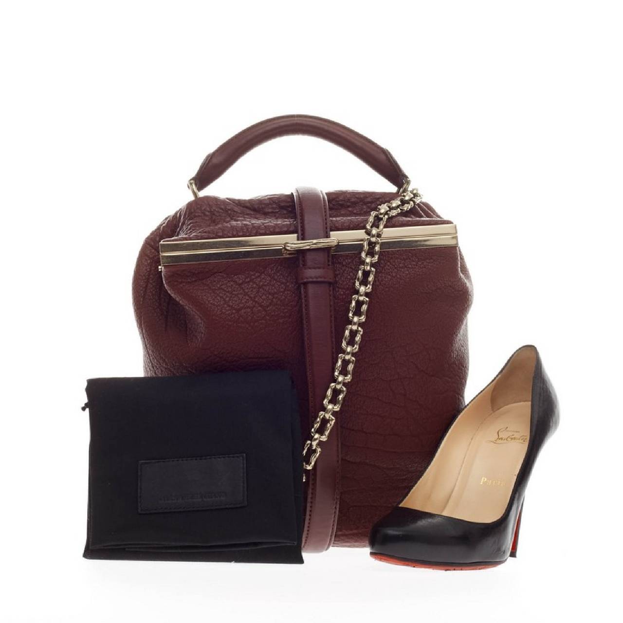 This authentic Alexander Wang Willow Frame Messenger Bag Pebbled Leather presented in the brand's Spring/ Summer 2011 Collection mixes style and functionality all in one. Crafted in burgundy pebbled leather, this updated messenger-style bag features