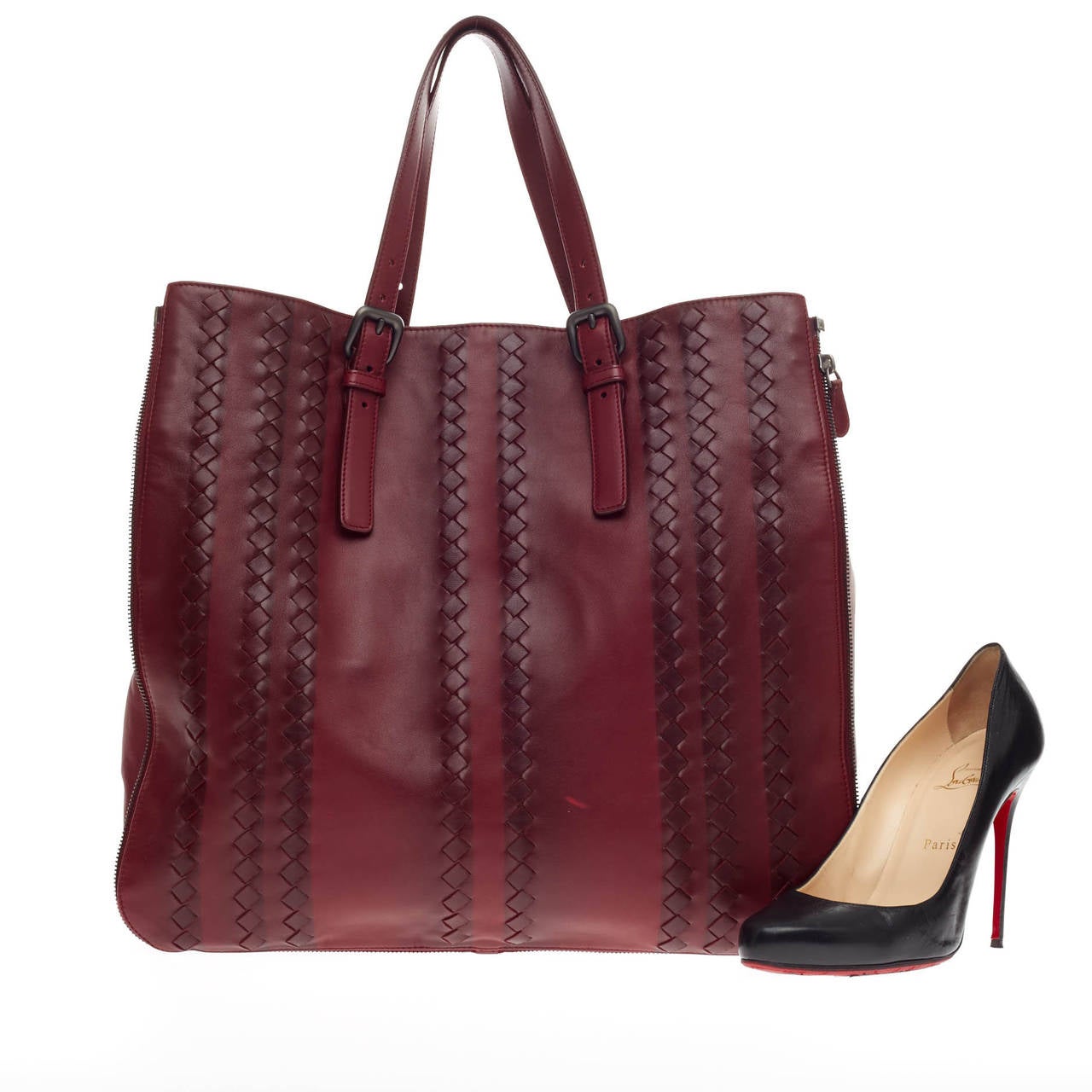 This authentic Bottega Veneta Expandable Zip Around Tote Leather with Intrecciato Detail exudes elegant functionality and understated luxury synonymous to the brand. Crafted from burgundy calf leather with Bottega Veneta's signature intrecciato