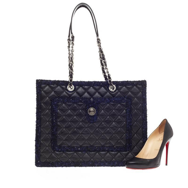 This authentic Chanel Shopping Tote Calfskin with Tweed Trim Large presented in the brand's Pre-Fall 2014-2015 Collection is an eye-catching piece perfect for the season. Crafted in black diamond quilted calfskin leather with tweed trimmings in