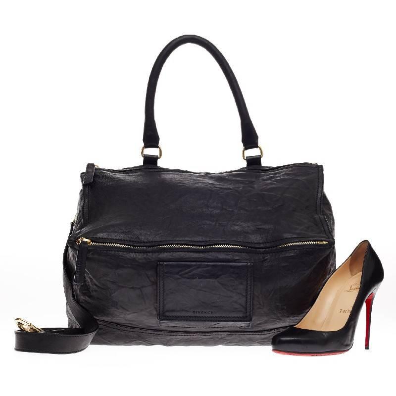 This authentic Givenchy Pandora Billy Messenger Distressed Leather Large is the perfect companion for any on-the-go fashionista. Crafted in black distressed leather, this edgy and cult-favorite satchel features a pandora box-inspired silhouette, a