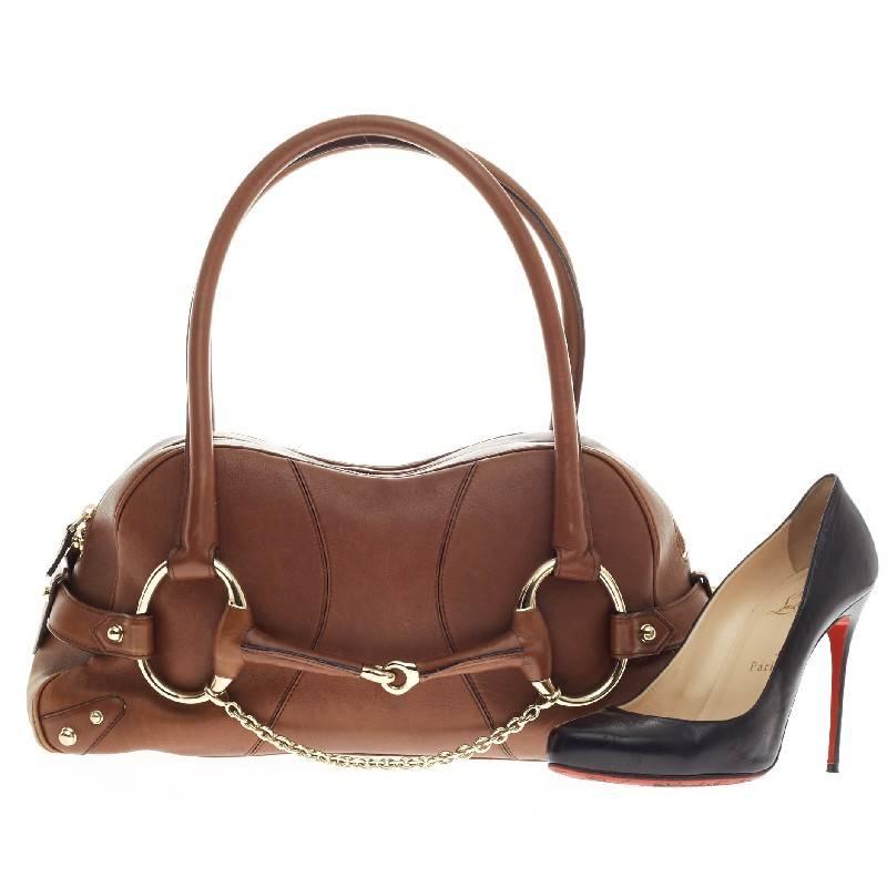 Questa autentica borsa a tracolla con catena Horsebit di Gucci in tonalità marrone sfoggia un design classico e ispirato al patrimonio del marchio. Realizzata in pelle liscia, questa borsa a tracolla oversize facile e casual è caratterizzata da una