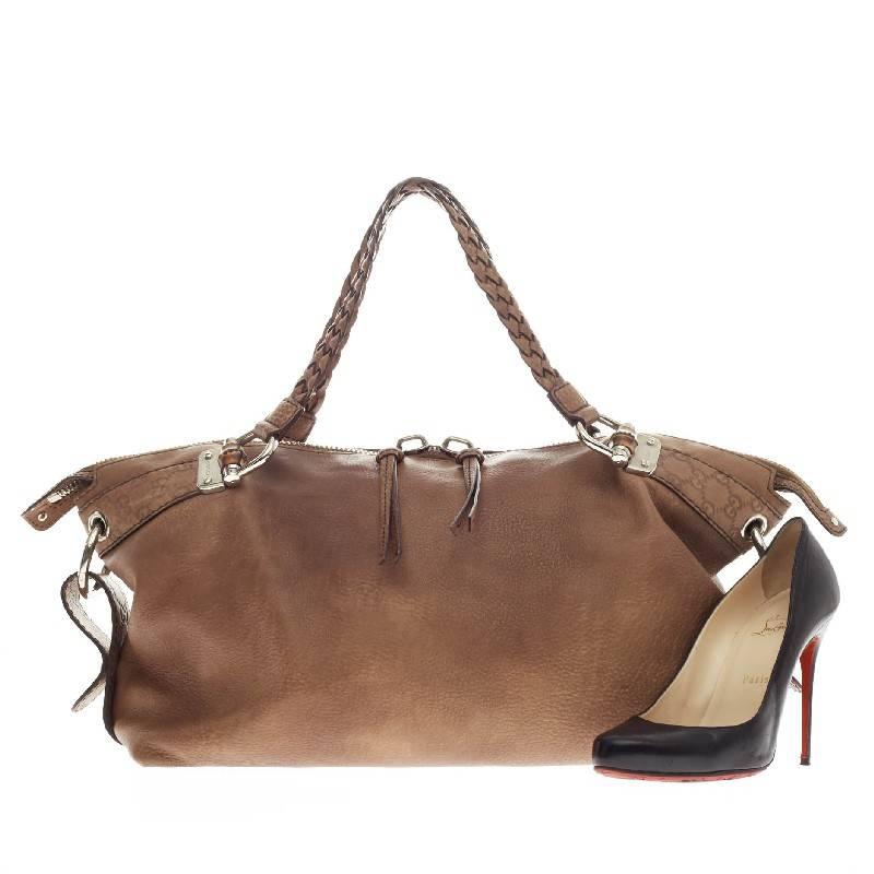 This authentic Gucci Bamboo Bar Shoulder Bag Leather Large mixes the brand's traditional design with a modern flair. Crafted in supple brown calfskin leather with guccissima leather trimmings, this oversized shoulder bag features dual braided