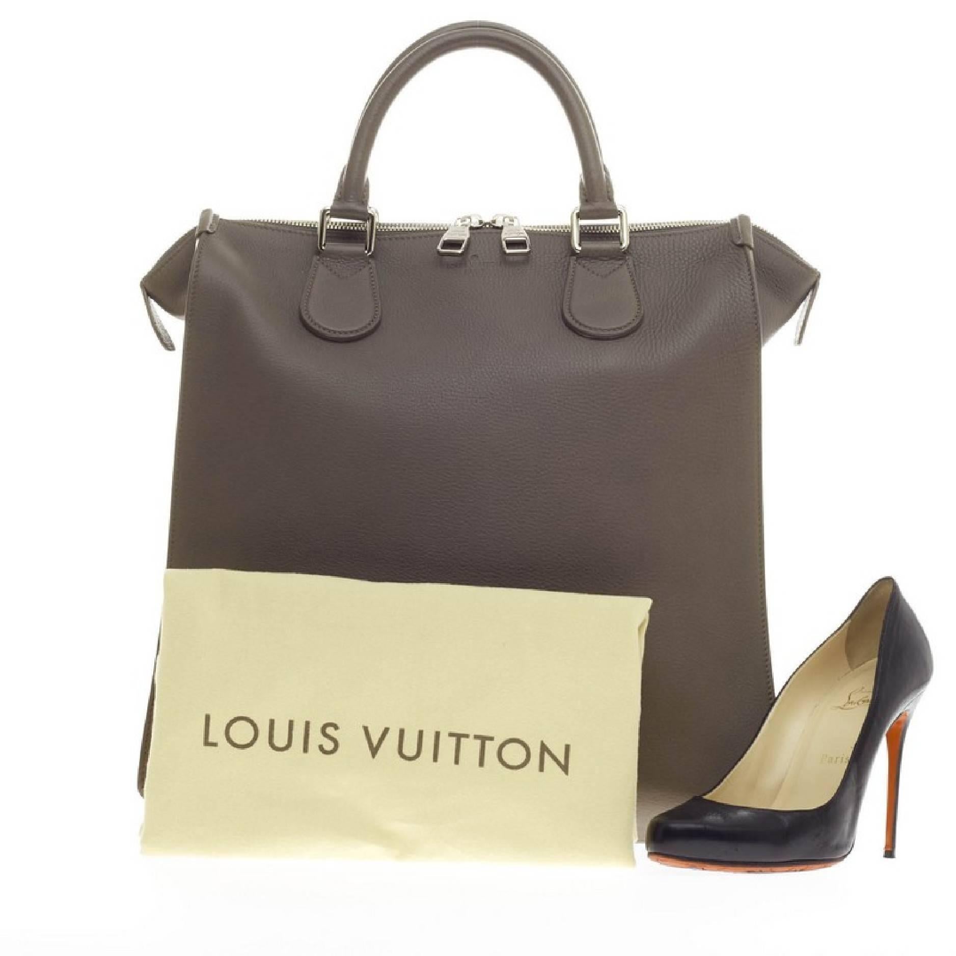 This authentic Louis Vuitton Cabas Naxos Leather named after the popular Greek island of Naxos presented in the brand's Spring/Summer 2009 Collection showcases the first of its Naxos leather. Crafted in taupe naxos supple leather, this understated