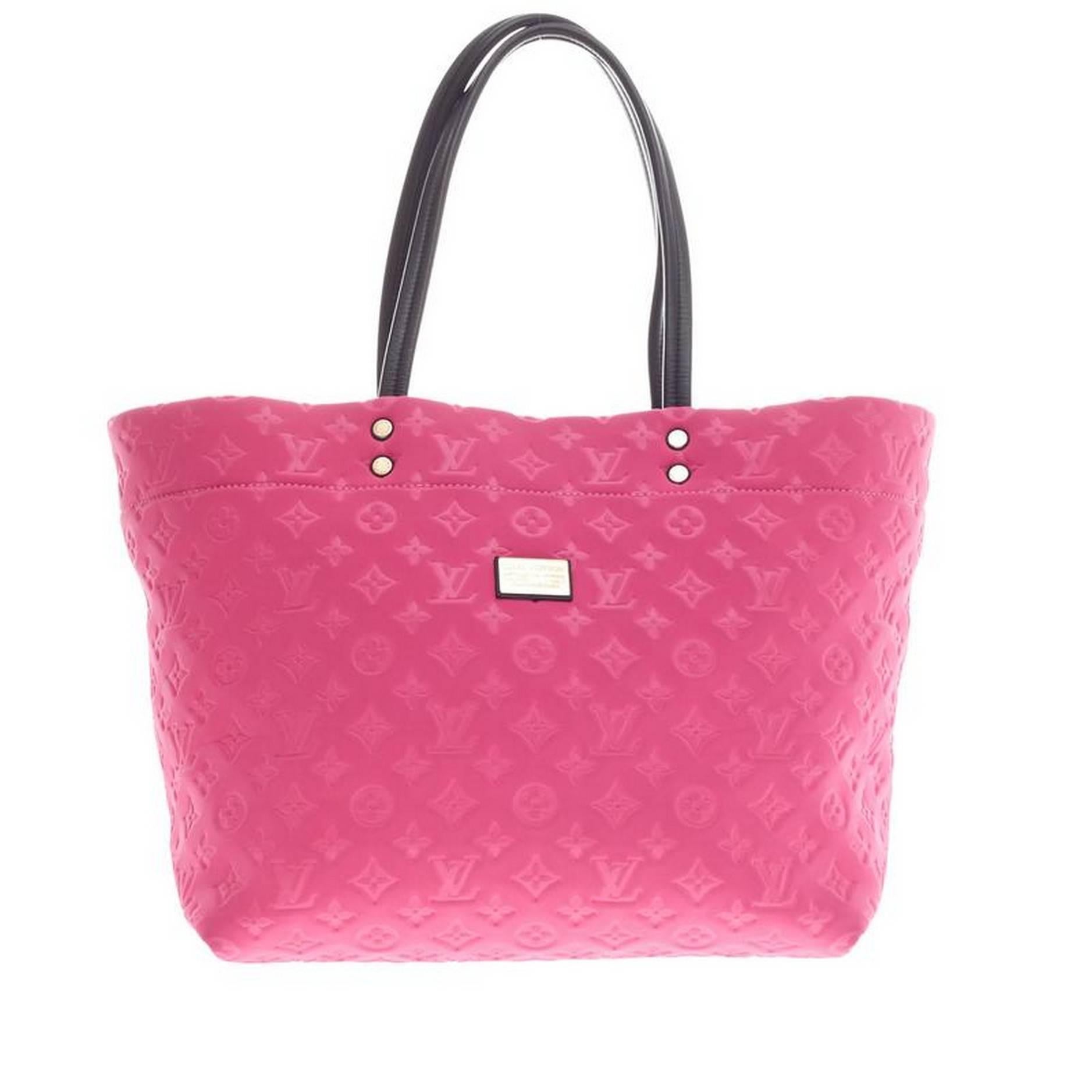 How cute is this neoprene tote! If you love the Louis Vuitton