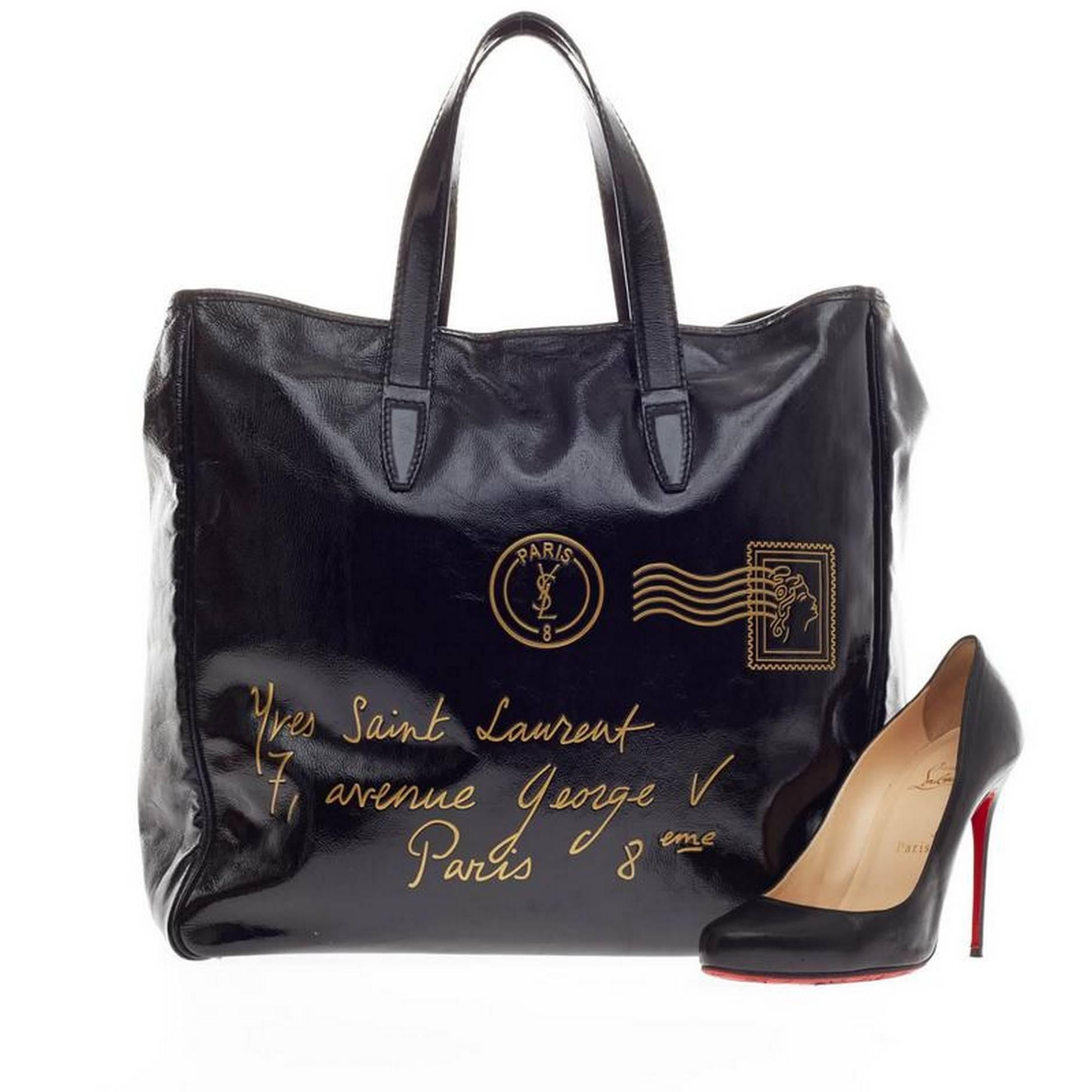 This authentic Saint Laurent Y-Mail Tote Patent Large is playful yet inspirational in design. Crafted in black patent leather, this lovable tote features a unique rendition of the designer's handwritten maison address with signature stamping in