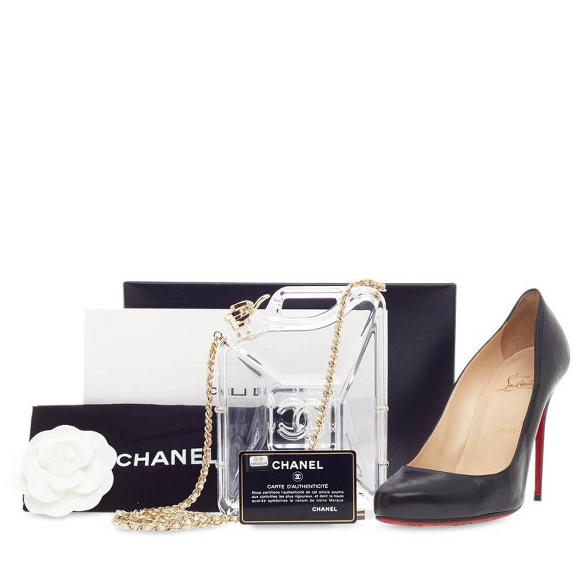 Diese authentische:: ausverkaufte Chanel Dubai By Night Gas Can Minaudiere Clear Plexiglass aus der Dubai Cruise Collection 2015 der Marke ist ein elitäres Sammlerstück:: das den unvergleichlichen Stil von Chanel verkörpert. Diese avantgardistische