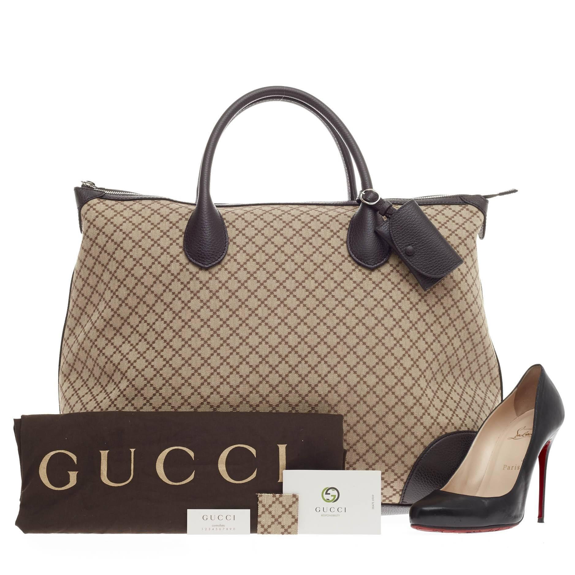 This authentic Gucci Weekender Zip Tote Diamante Canvas Large is perfect for a luxurious weekend getaway. Crafted in Gucci’s diamante canvas in brown with dark brown leather trims, this oversized tote features dual-rolled leather handles, protective