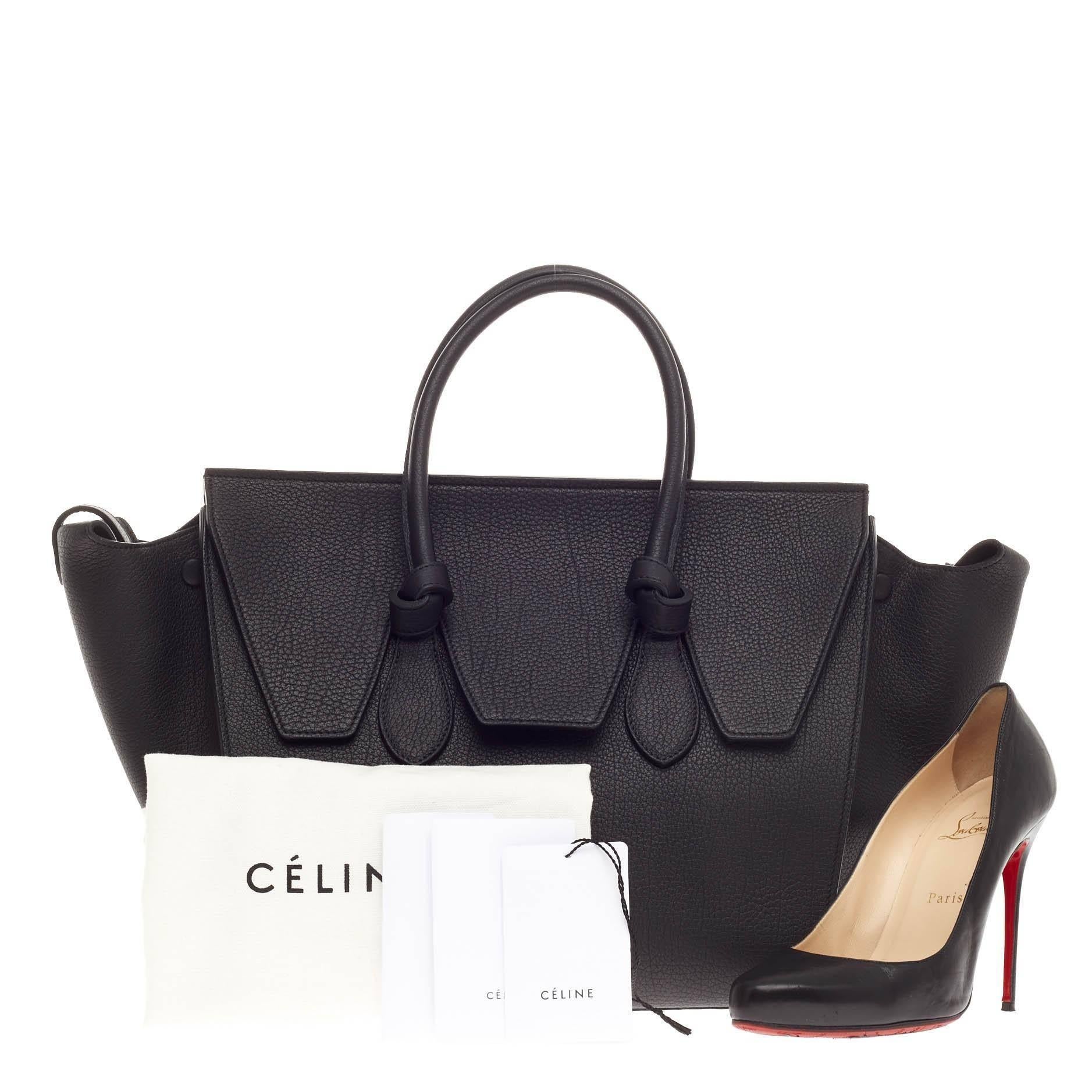 This authentic Celine Tie Knot Tote Grainy Leather Large presented in the brand's Spring/Summer 2014 Collection is an absolute must-have for serious fashionistas. Crafted from black grainy calfskin leather, this boxy, chic tote features dual-rolled