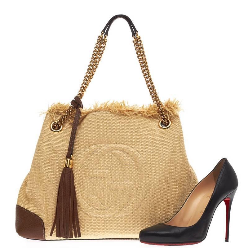 This authentic Gucci Soho Shoulder Bag Chain Strap Straw and Leather Medium is perfect for the summer seasons. Crafted in tan straw with brown leather paneling, this summer-chic tote features golden chain straps, fringed detailing, leather fringe