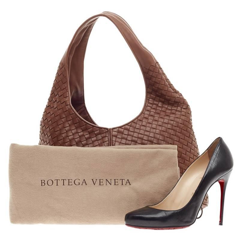Diese authentische Bottega Veneta Ball Hobo Intrecciato Nappa ist eine zeitlos elegante Tasche mit einer lässigen Silhouette. Diese funktionelle Alltagstasche aus braunem Nappaleder:: das in der für Bottega Veneta typischen Intrecciato-Methode