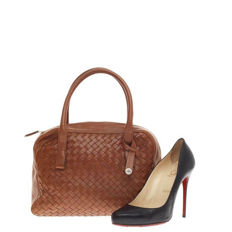 This authentic Bottega Veneta Zip Boston Intrecciato Nappa Small is a timelessly elegant bag with a casual silhouette. Crafted from tan leather woven in Bottega Veneta's signature intrecciato method, this small satchel features dual-rolled handles,