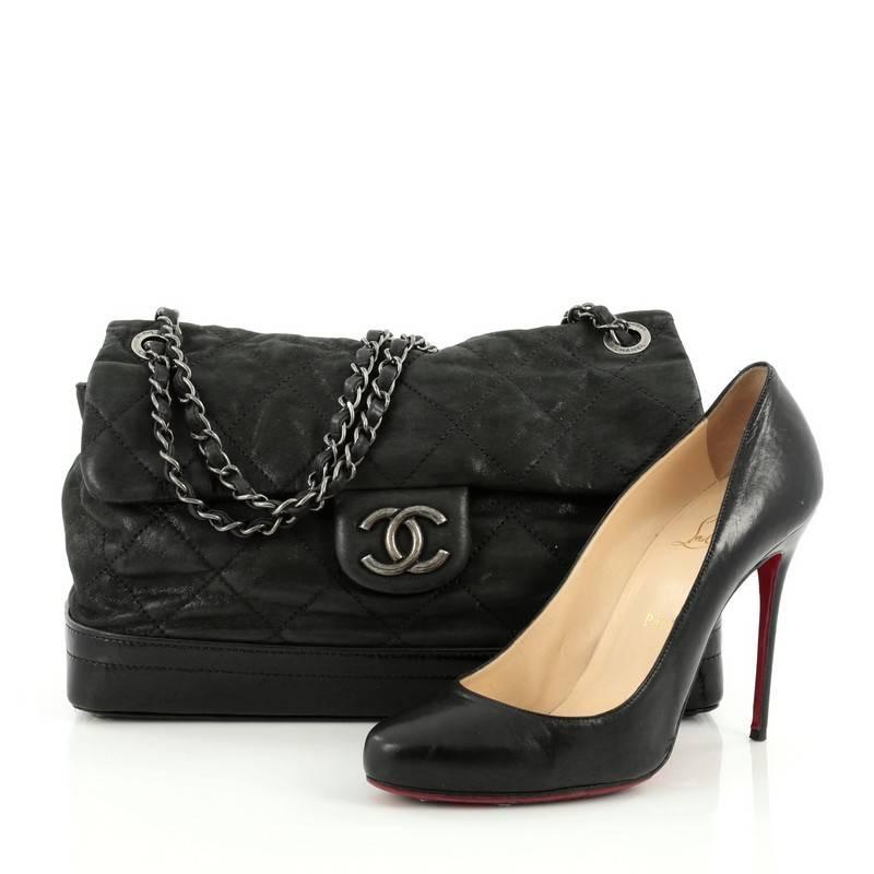 Cet authentique Chanel VIP Flap Bag Quilted Iridescent Calfskin est le sac parfait pour toute fashionista élégante. Confectionné en cuir de veau noir irisé:: ce sac est doté de deux poignées en cuir tissé:: d'une base en cuir de veau glacé:: du logo