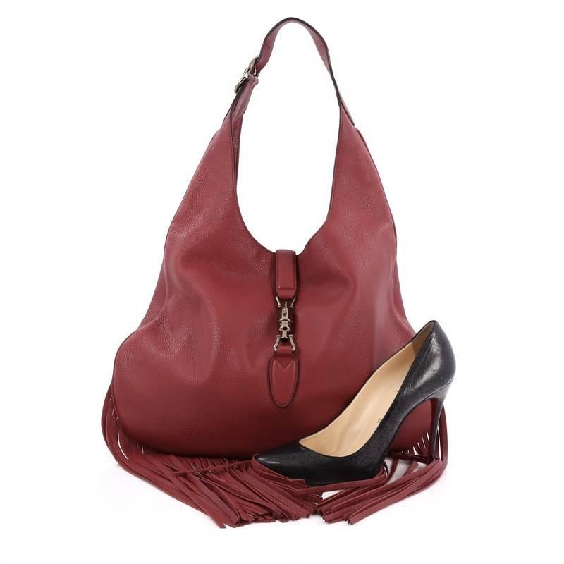 This authentic Gucci Nouveau Fringe Jackie Hobo Leather presented in the brand's Spring/Summer 2014 Collection is unconventional yet tasteful. Crafted in vivid red leather, this elegant hobo features an adjustable single loop leather handle,