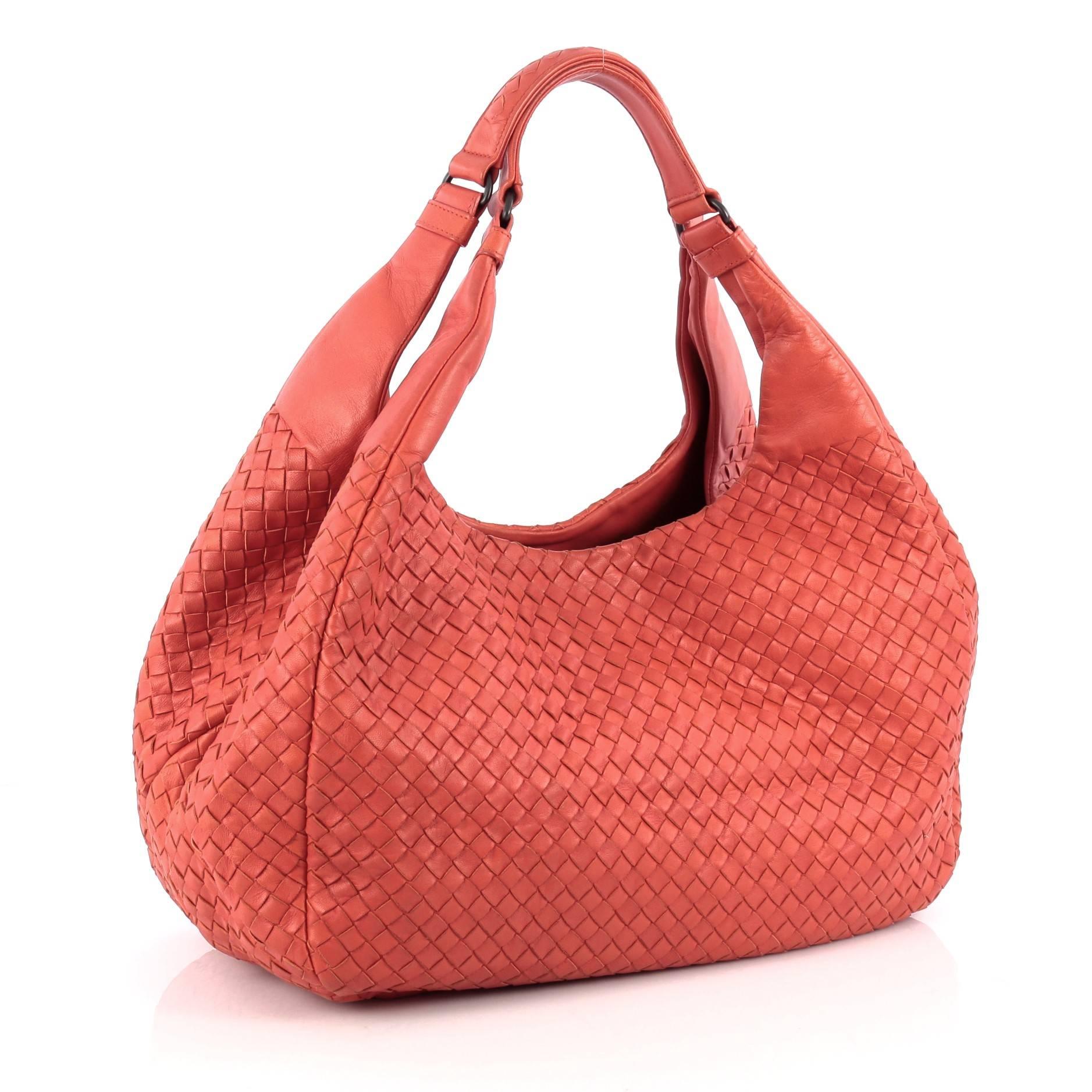 This authentic Bottega Veneta Campana Hobo Intrecciato Nappa Large is both understated yet elegant perfect for the modern woman. Crafted in Bottega Veneta's signature intrecciato woven red nappa leather, this functional shoulder bag features dual