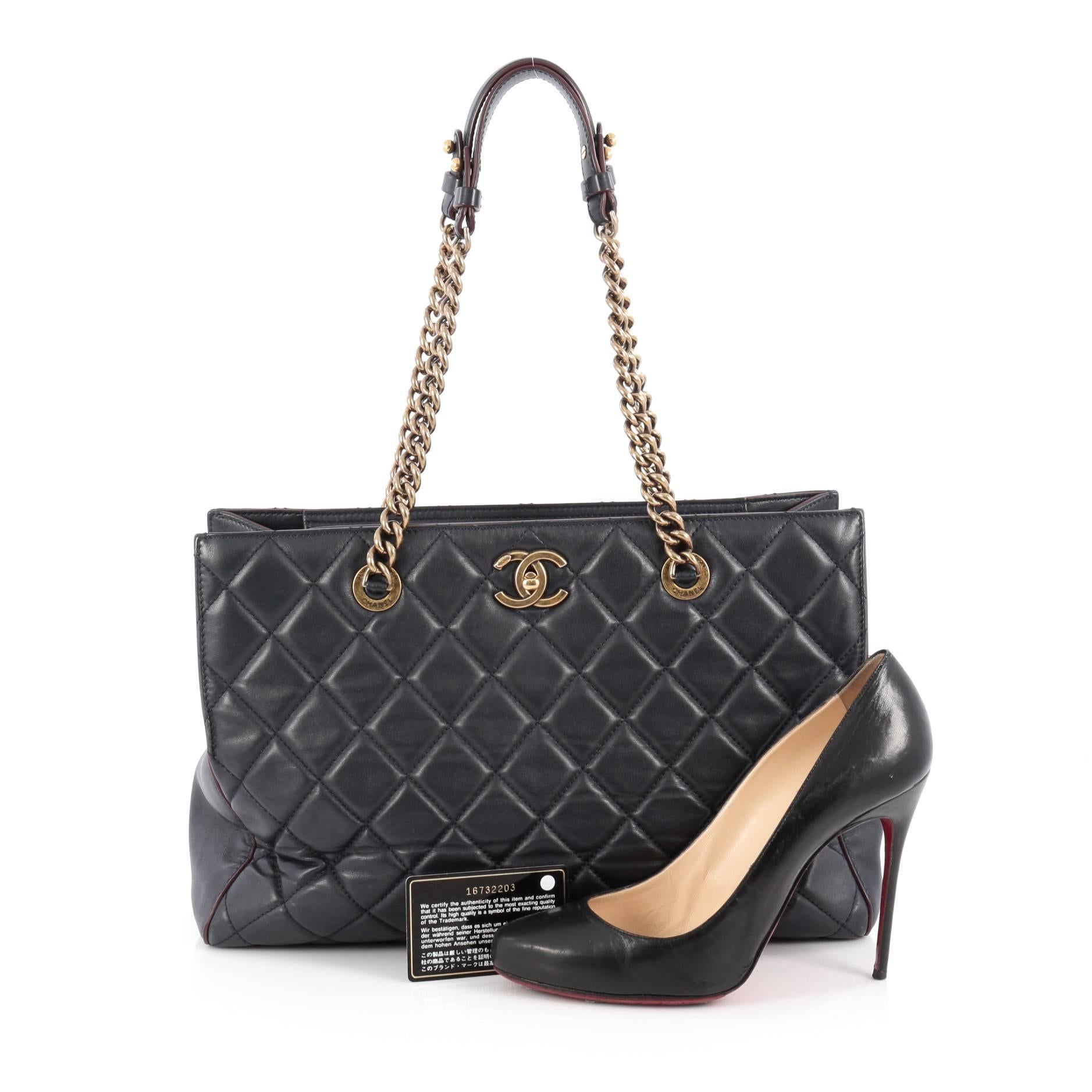 This authentic Chanel Perfect Edge Tote Quilted Leather Large presented in the brand's 2011 Collection mixes modern elegance with youthful edge made for any Chanel lover. Crafted from navy blue leather, this chic tote features dual chunky aged gold