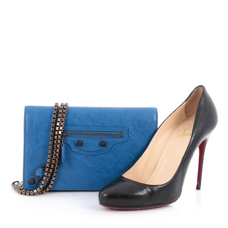 This authentic Balenciaga Giant Studs Wallet on Chain Leather Small inspired by the iconic Classic City is a casual chic bag, perfect for the winter and for the evenings as well. Crafted from blue leather, this chic bag features giant stud and