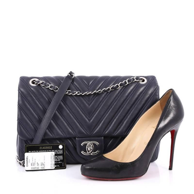 This authentic Chanel Double Stitch Flap Bag Chevron Lambskin Jumbo mixes classic luxury with cool-girl edge perfect for the modern woman. Crafted from navy blue lambskin leather, this sough-after flap features Chanel's double stitch chevron