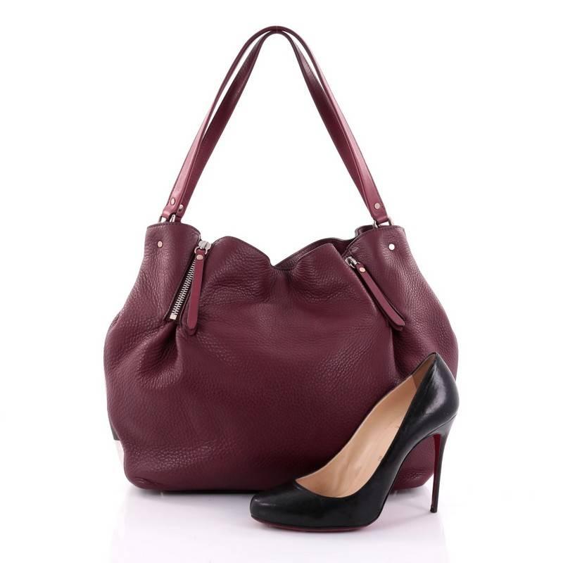 This authentic Burberry Maidstone Tote Leather and House Check Canvas Medium showcases a sophisticated design made for everyday use. Constructed from maroon leather, this chic soft-structured satchel features the signature Burberry house check