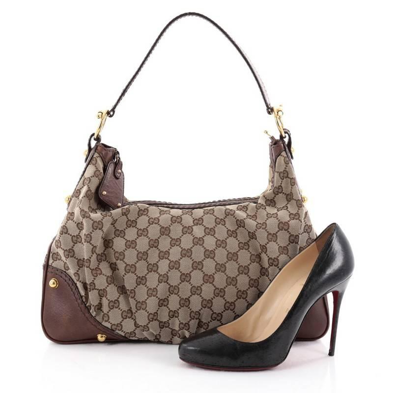 This authentic Gucci Jockey Hobo GG Canvas Medium is classic and sophisticated perfect for everyday use. Crafted in light brown GG monogram canvas, this hobo features brown leather trims, flat leather handle with metal horsebit details, pleated