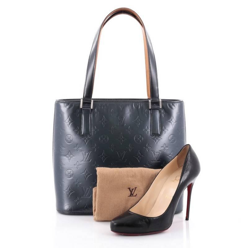 This authentic Louis Vuitton Mat Stockton Handbag Monogram Vernis is a stylish and functional bag made for everyday use or weekend getaways. Crafted from navy blue monogram vernis, this tote features dual flat handles, vachetta leather trims, and