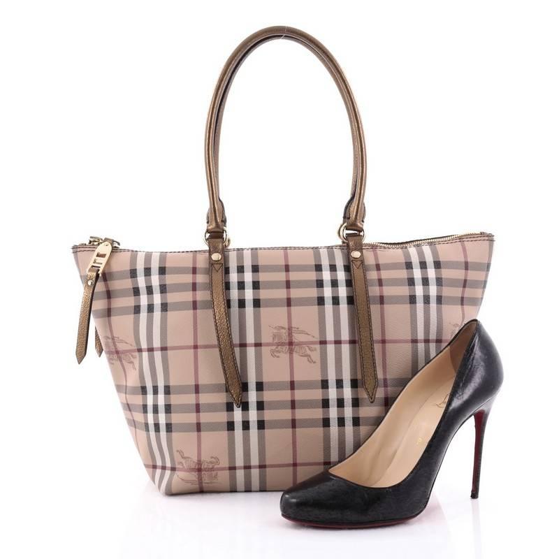 This authentic Burberry Salisbury Tote Haymarket Coated Canvas Small is perfect for casual wear. Crafted from the brand's signature haymarket coated canvas, this structured tote features dual thin-rolled leather top handles, leather trims, long