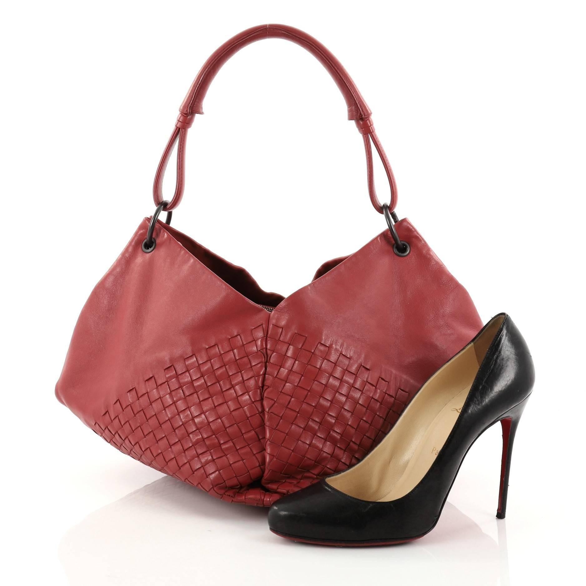 This authentic Bottega Veneta Aquilone Fortune Cookie Hobo Intrecciato Nappa Small is a gorgeous bag that's perfect for your everyday looks. Crafted from red intrecciato nappa leather, this stylish bag features looping leather handle, Bottega's
