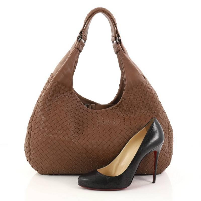 This authentic Bottega Veneta Campana Hobo Intrecciato Nappa Large is both understated yet elegant perfect for the modern woman. Crafted in Bottega Veneta's signature intrecciato woven brown nappa leather, this functional shoulder bag features dual