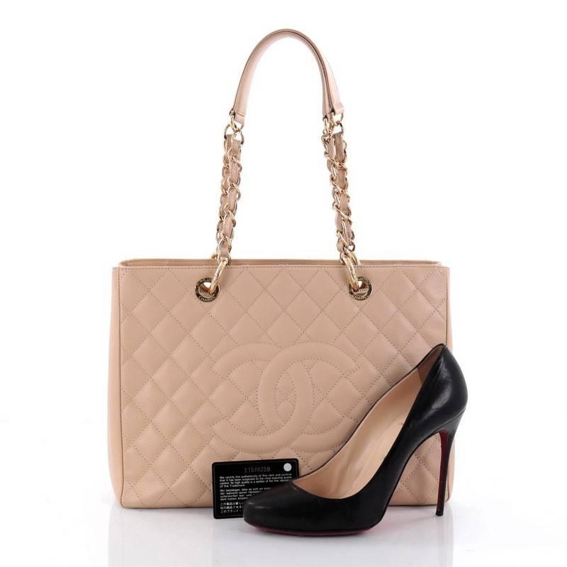 This authentic Chanel Grand Shopping Tote Quilted Caviar is perfect for everyday use with a classic yet luxurious style. Crafted in nude diamond quilted caviar leather, this versatile, timeless tote features a stitched CC in the middle, woven-in