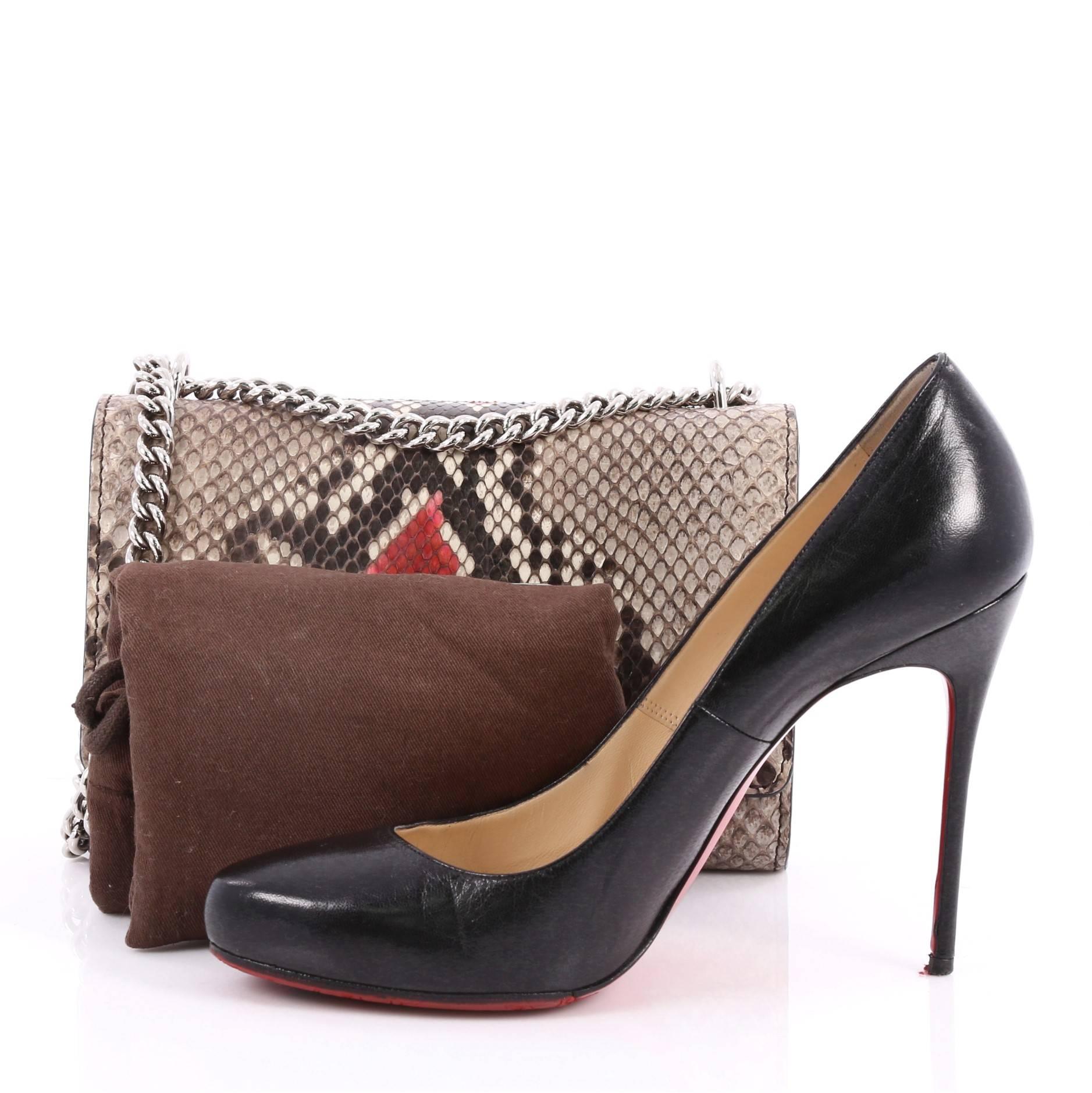 Cet authentique Louis Vuitton Chain Louise Clutch Python GM est parfait pour les sorties nocturnes. Confectionné en véritable peau de python taupe et rouge:: ce sac à chaîne moderne et féminin est doté d'un logo LV surdimensionné en or:: d'un