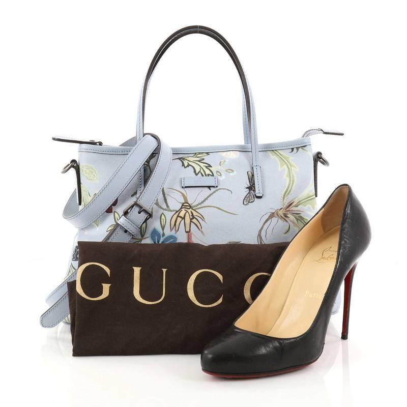 This authentic Gucci Convertible Zip Tote Flora Canvas Medium is stylish in design perfect for modern fashionistas. Crafted in light blue and multi-color flora canvas, this elegant tote features dual slim leather handles, light blue leather trims,