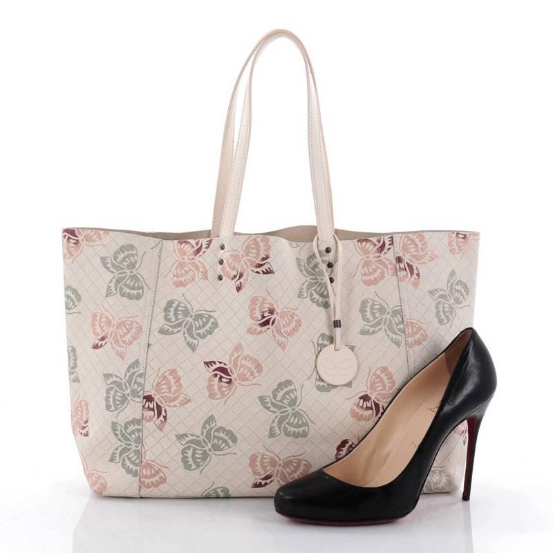 This authentic Bottega Veneta Tote Butterfly Embossed Intrecciomirage Intarsio Leather Large is a classic styled Bottega bag perfect for your everyday use. Crafted from beige intrecciomirage intarsio leather with embossed impressions across the bag