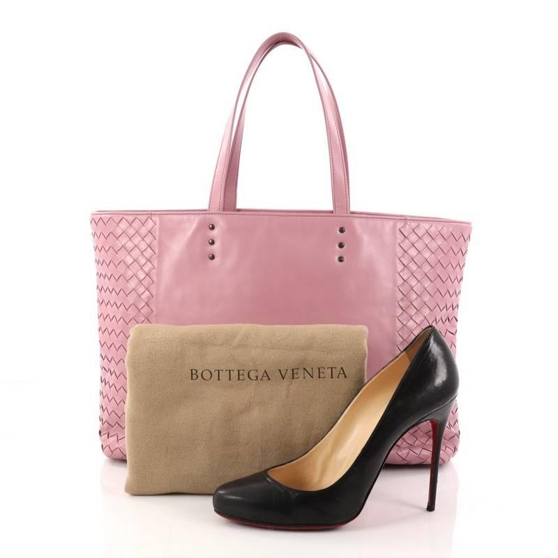 This authentic Bottega Veneta Shopping Tote Leather and Intrecciato Nappa Medium is an understated and practical shopper tote perfect for everyday use. Crafted in pink nappa leather with intrecciato detailing, this tote features dual flat leather