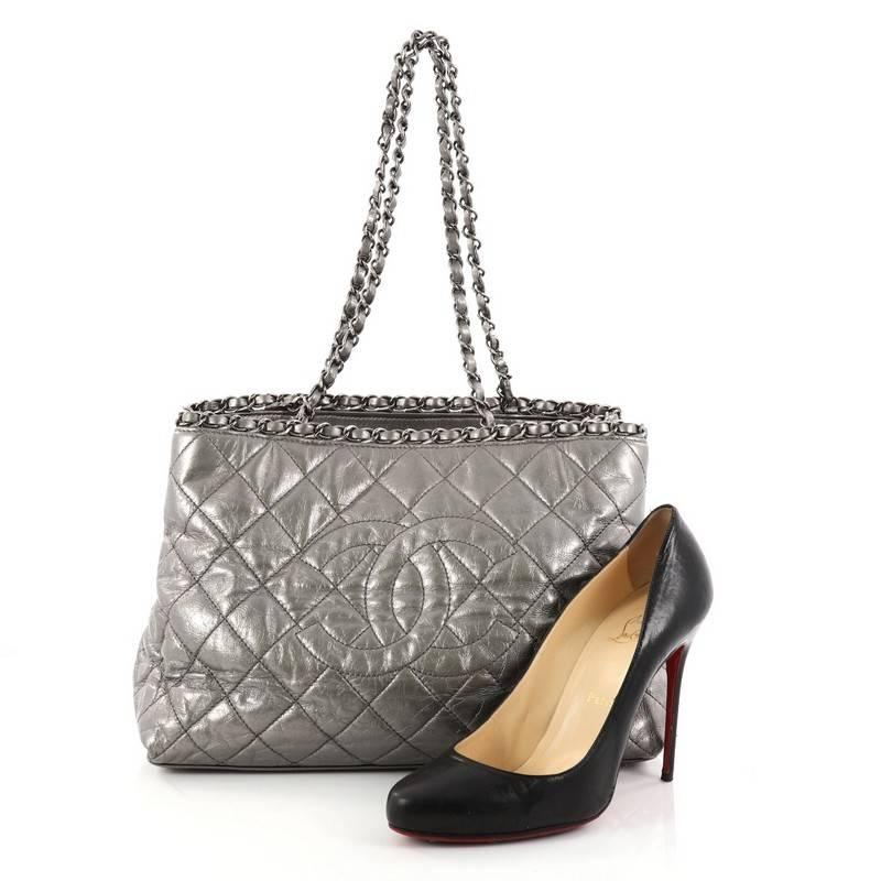 This authentic Chanel Chain Me Tote Quilted Calfskin Medium showcases a modern classic design perfect for the on-the-go-woman. Beautifully crafted from diamond quilted grey calfskin leather, this stunning tote features woven-in leather chain design