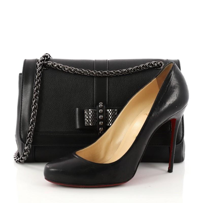 This authentic Christian Louboutin Sweet Charity Shoulder Bag Leather Small showcases a stylish chic appeal. Constructed from black leather, this crossbody features a long chain strap, leather bow design and gunmetal-tone hardware accents. The