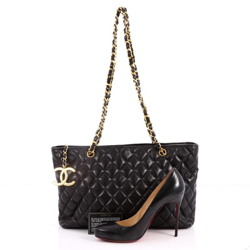 This authentic Chanel Vintage CC Charm Tote Quilted Lambskin Large showcases an elegant and timeless design made for Chanel lovers. Crafted in black diamond quilted lambskin leather, this tote features woven-in leather chain straps, oversized CC