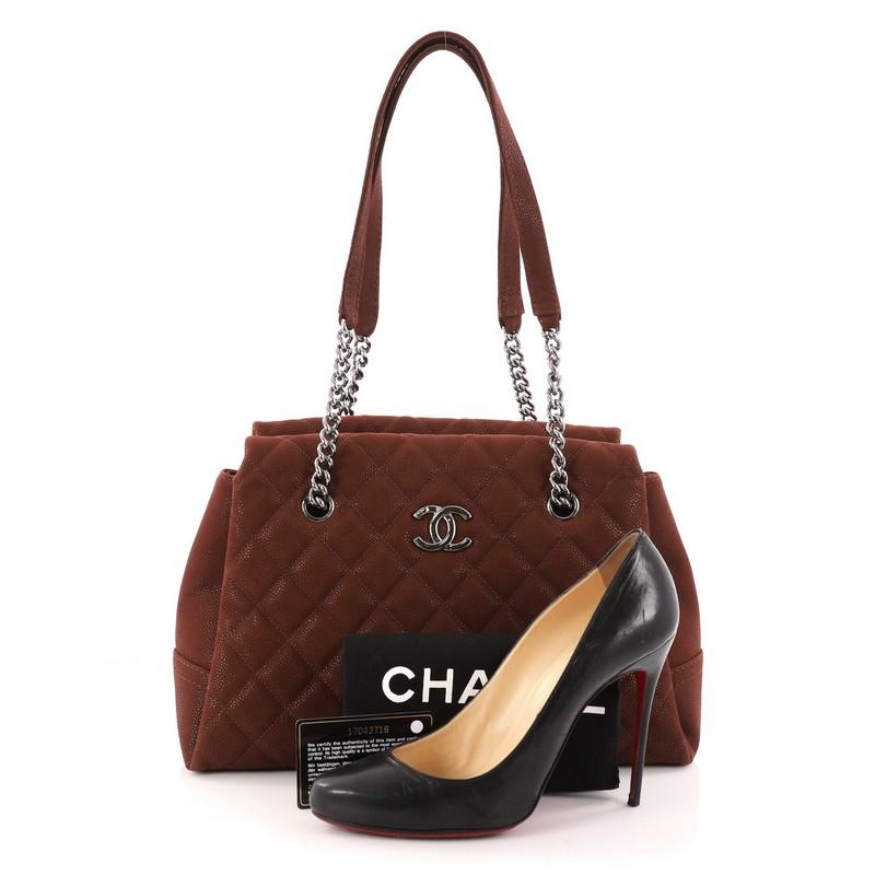 This authentic Chanel Lady Pearly Tote Quilted Iridescent Caviar Large is a casual, modern style made for everyday use. Crafted from brown quilted iridescent caviar leather, this bag features features thick chain link and leather shoulder straps,