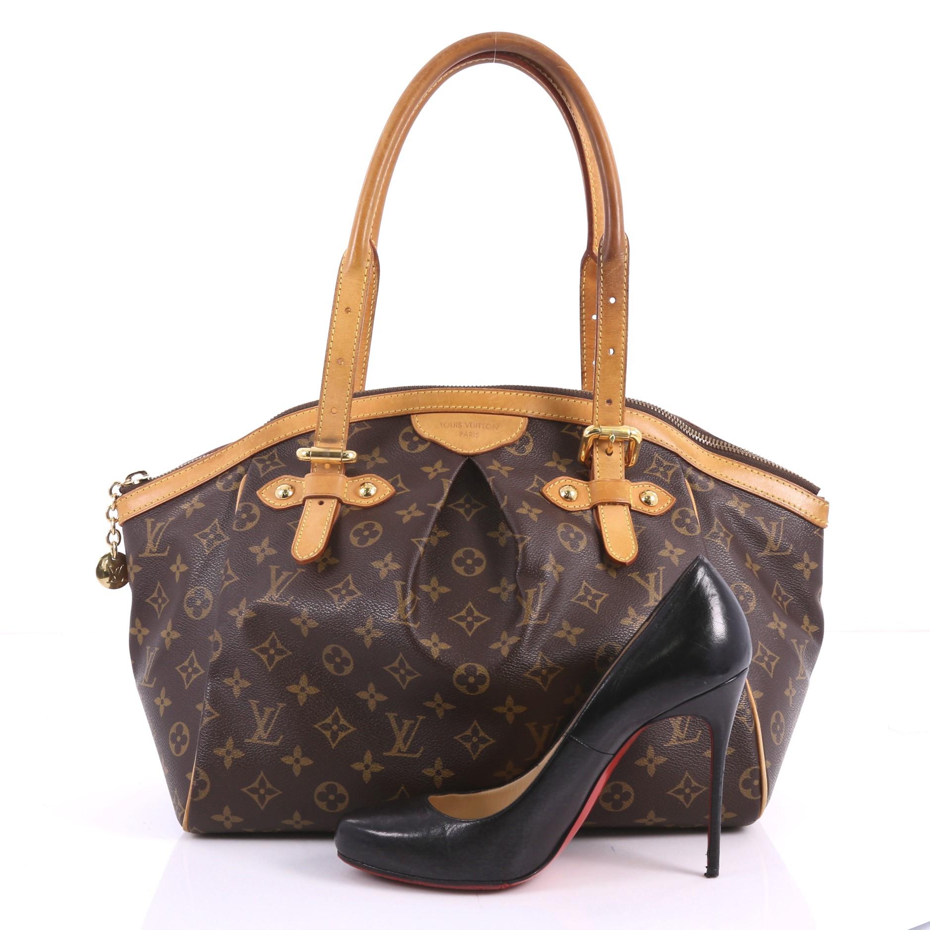 Cet authentique Louis Vuitton Tivoli Handbag Monogram Canvas GM inspiré par la ville italienne elle-même combine un luxe chic et féminin pour un usage quotidien. Confectionné en toile enduite monogramme marron:: ce fourre-tout est doté de poignées à