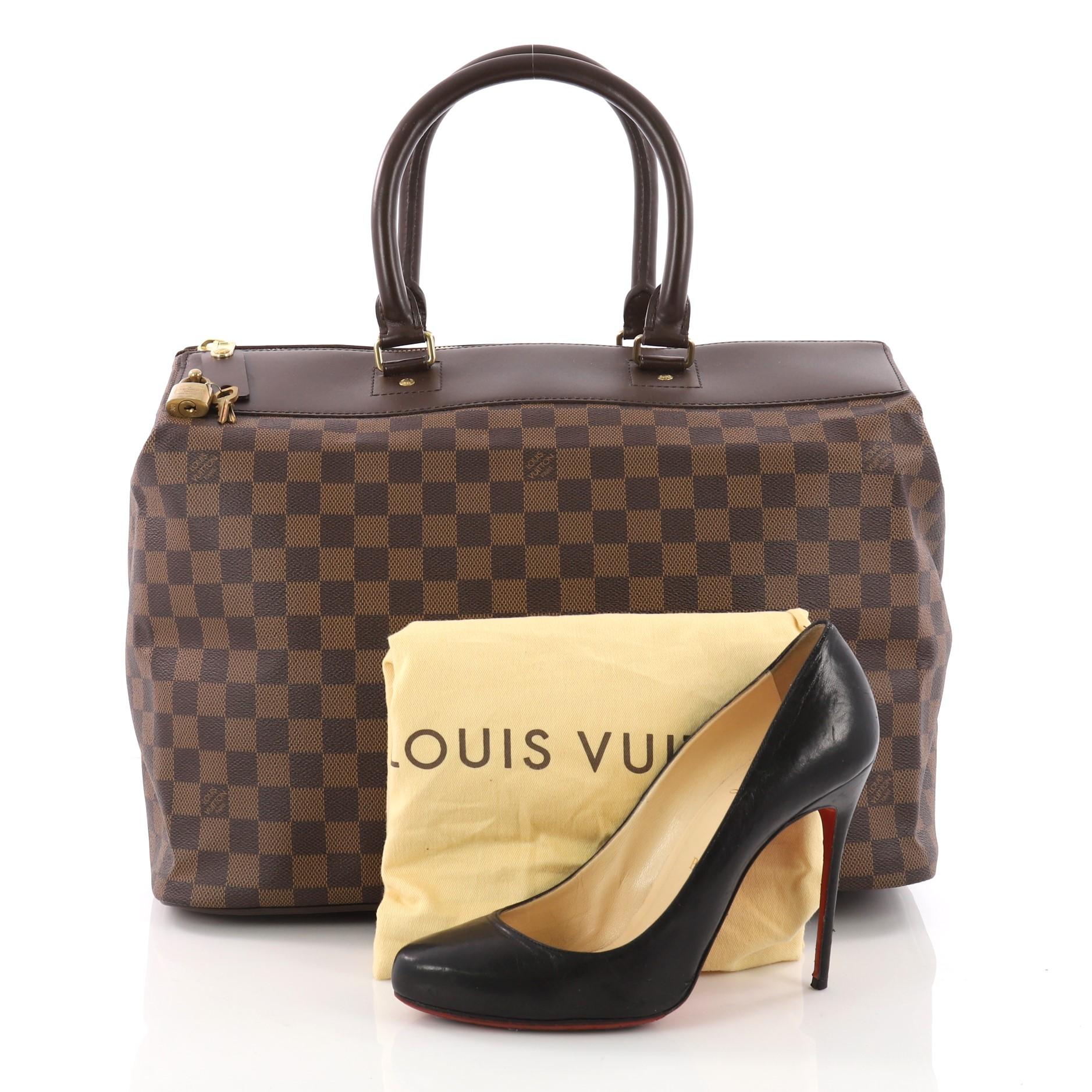 This authentic Louis Vuitton Greenwich Travel Bag Damier PM is perfect for weekend getaways. Crafted in damier ebene coated canvas, this handbag features dual-rolled handles, brown leather trims and gold-tone hardware accents. Its top zip closure