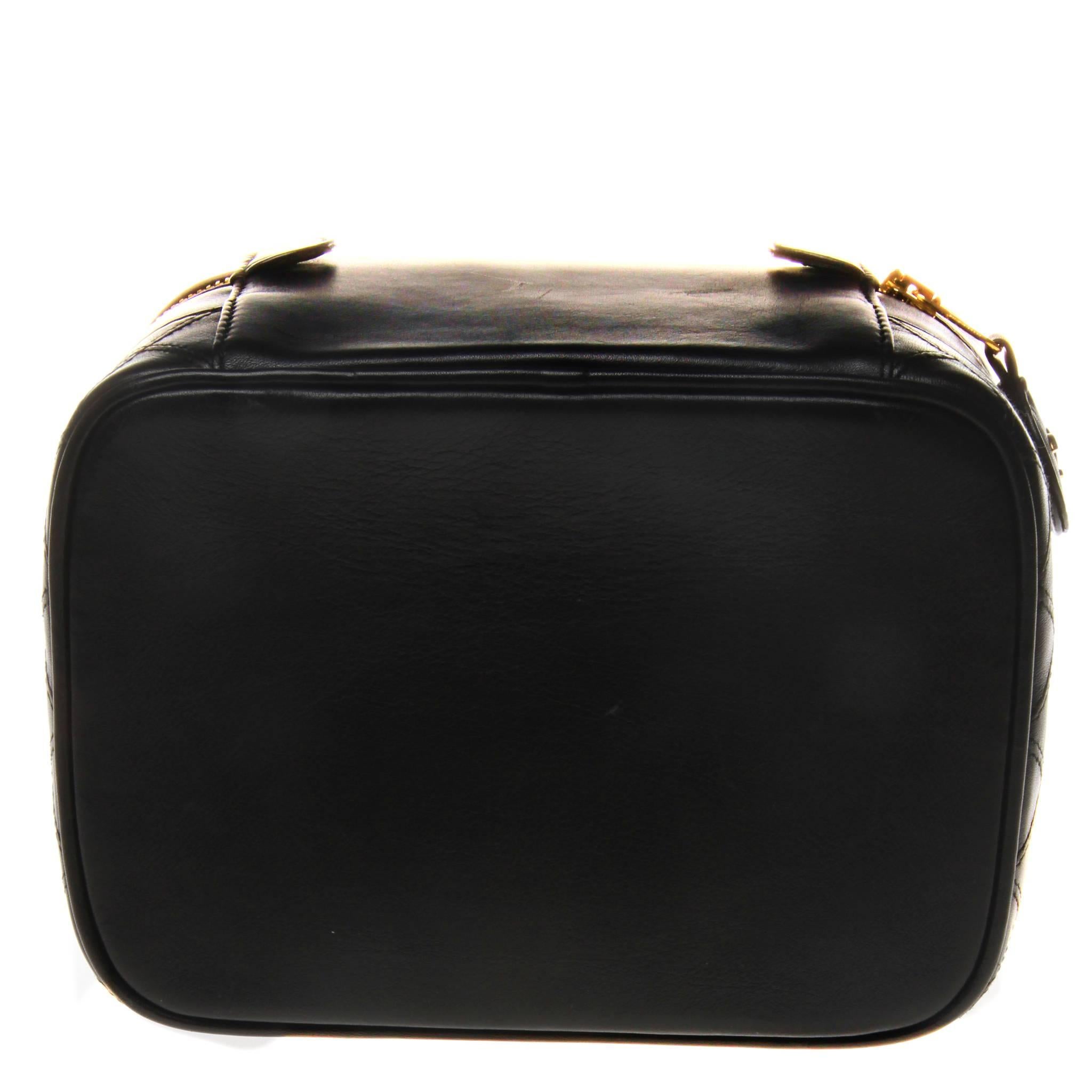  Vintage Chanel lambskin leather vanity make up case circa mid 1990s (1994-96).
In lovely condition This make up bag is in the classic upright style with small handle. The bag has a classic gold zipper closure that zips all the way around to the