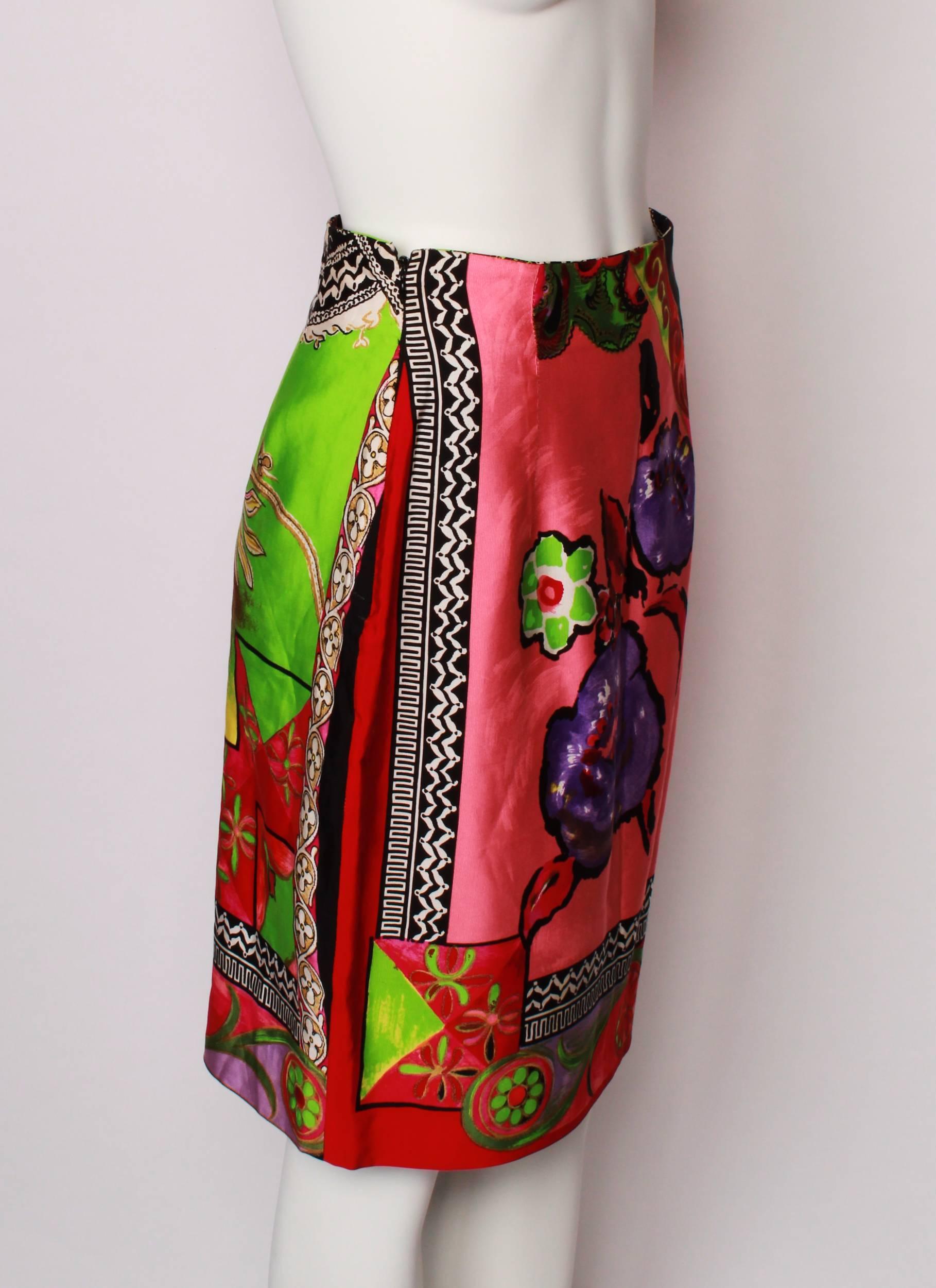 Iconic floral and grecian print Gianni Versace skirt.
55% Viscose rayon
45% Cotton
Fully Lined.
Dry Clean Only