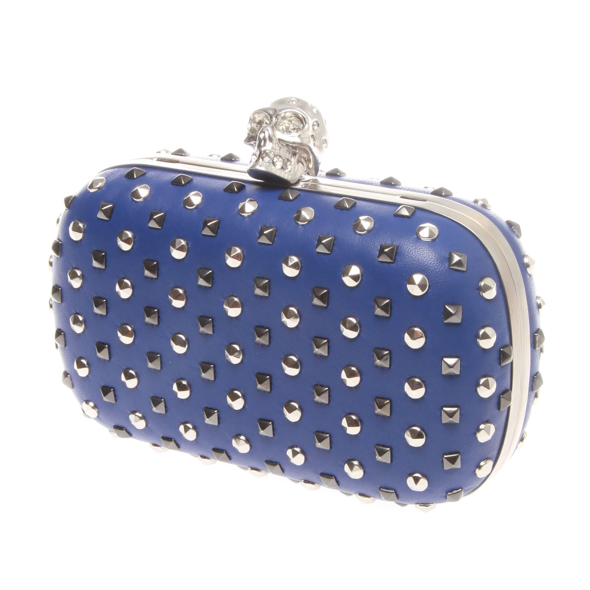Alexander McQueen Studded Crystal-Skull blue Clutch Bag
Silver metal hardware frames hard-shell design.
Signature studded skull clasp inlaid with crystals.
Removable chain shoulder strap, 23