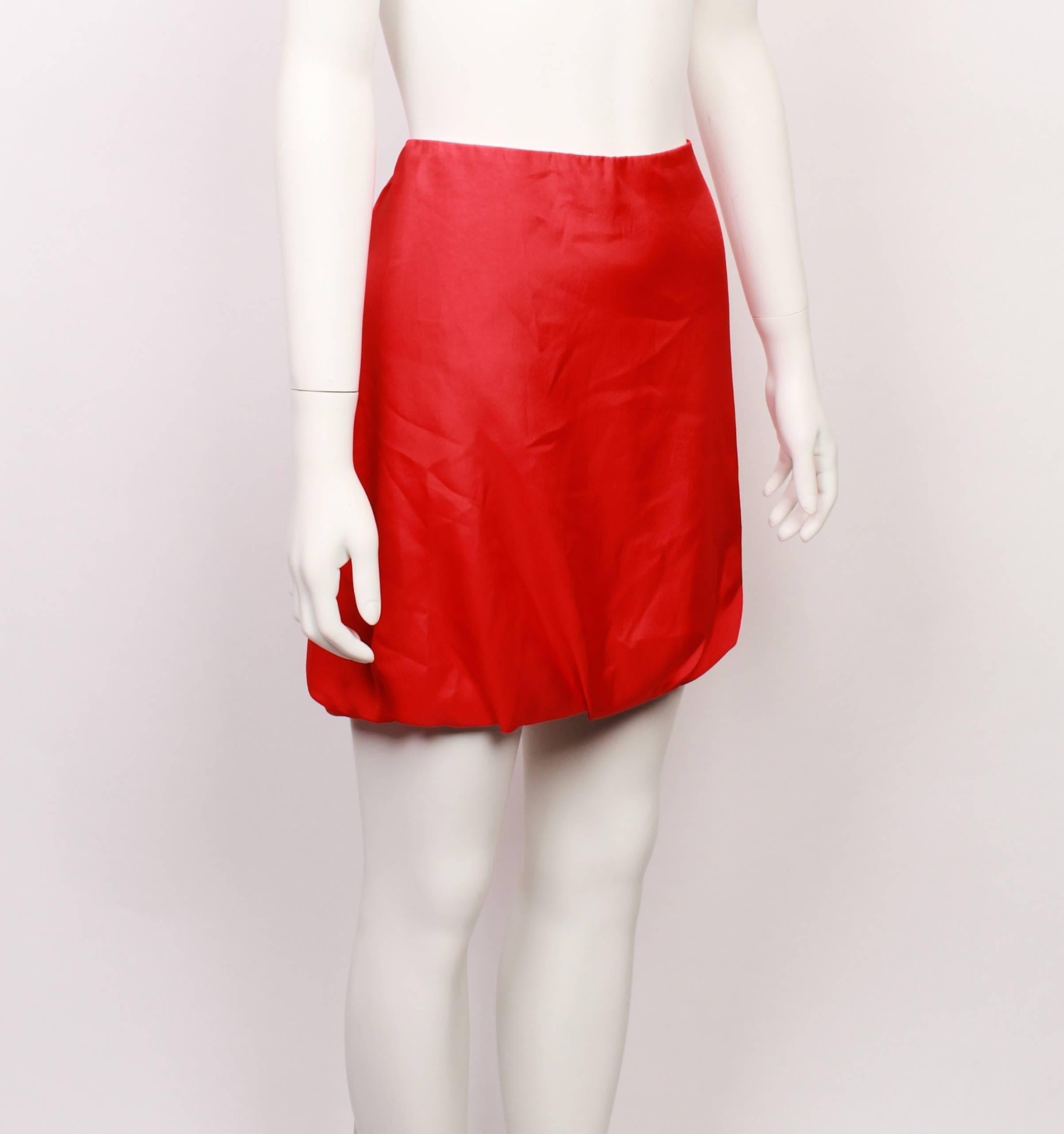 Alexander Mcqueen  Full Zipper Back Red Bubble Skirt  In Good Condition For Sale In Melbourne, Victoria